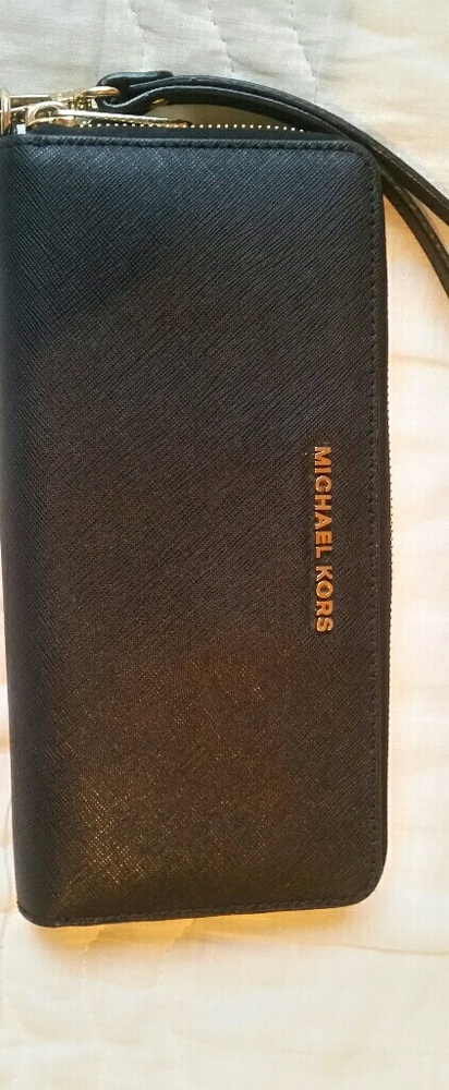 Michael Kors Wallet. PRICED REDUCED.